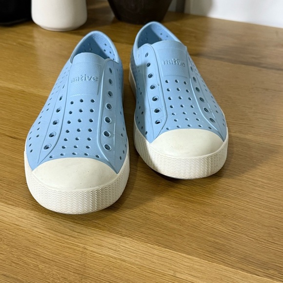 Native Shoes waterproof perforated slip on active shoes in Sky Blue kids size 5 - Picture 4 of 7
